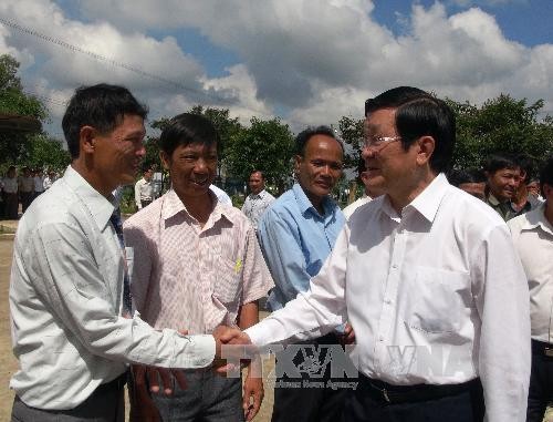 Le président Truong Tân Sang visite une commune expérimentale de la nouvelle ruralité à Lâm Dông - ảnh 1